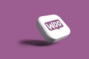 Logo WooCommerce em fundo roxo.